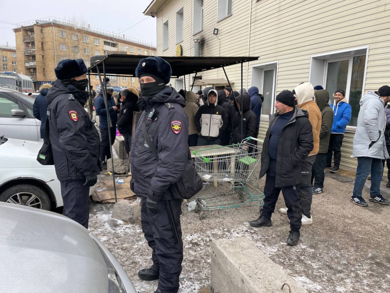 Красноярские силовики доставили в полицию 455 мигрантов